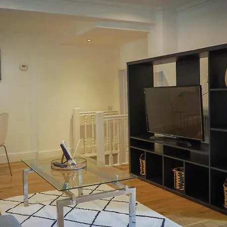 Apartment Modern & Spacious Leeds City Centre With Parking - Sleeps 5 *