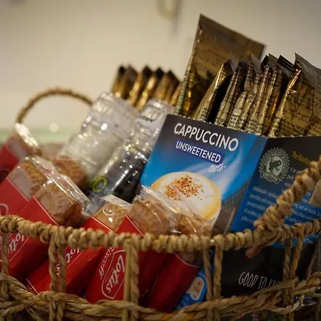 Apartment Modern & Spacious Centre With Parking - Sleeps 5