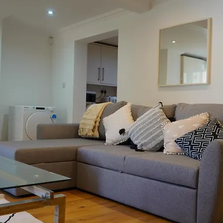 Apartment Modern & Spacious Centre With Parking - Sleeps 5