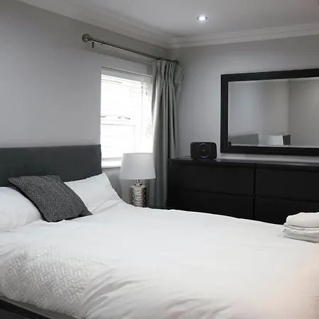 Modern & Spacious Centre With Parking - Sleeps 5