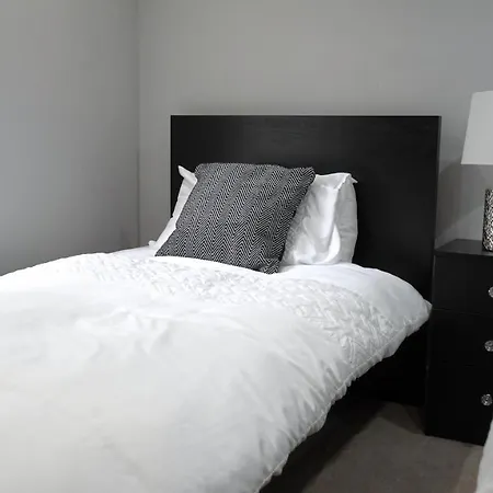 Apartment Modern & Spacious Leeds City Centre With Parking - Sleeps 5 *