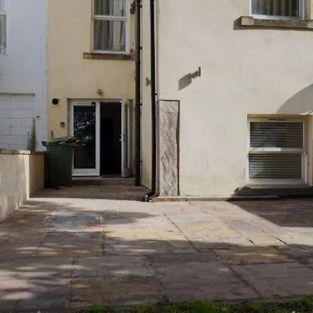 Apartment Modern & Spacious Centre With Parking - Sleeps 5 *