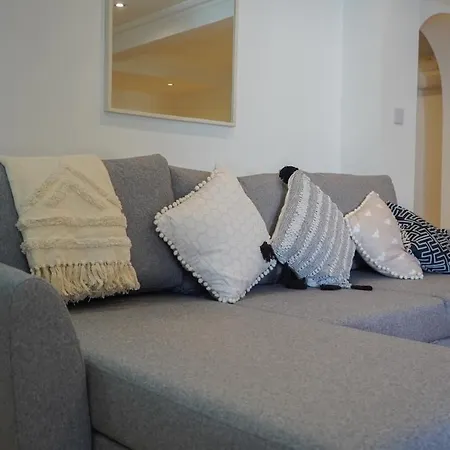 Modern & Spacious Centre With Parking - Sleeps 5 Leeds (West Yorkshire)