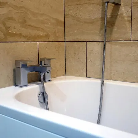 Modern & Spacious Leeds City Centre With Parking - Sleeps 5 Leeds (West Yorkshire)
