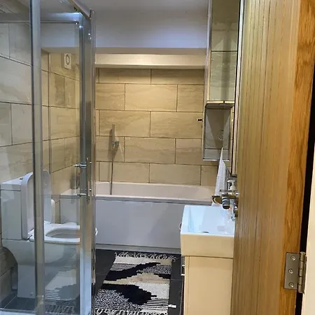 Modern & Spacious Leeds City Centre With Parking - Sleeps 5 *