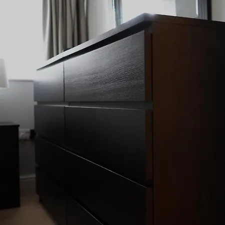 Apartment Modern & Spacious Leeds City Centre With Parking - Sleeps 5 *