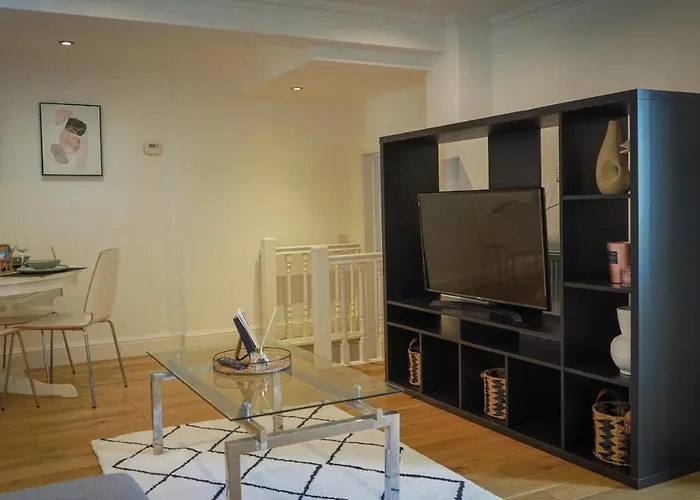 Apartment Modern & Spacious Centre With Parking - Sleeps 5 *
