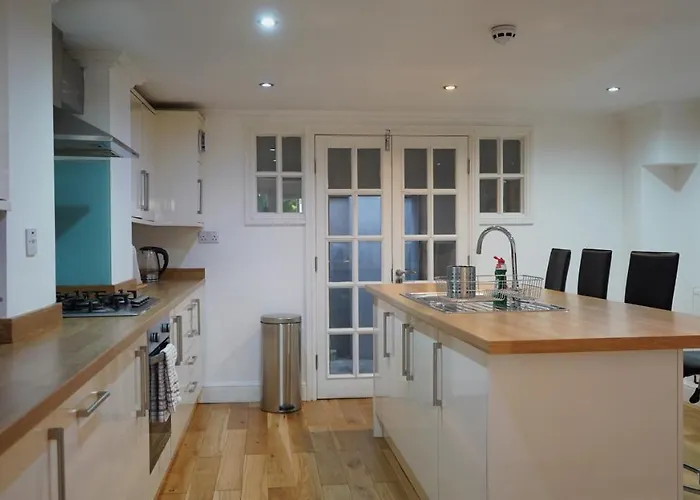 Modern & Spacious Centre With Parking - Sleeps 5 Apartment Leeds (West Yorkshire)