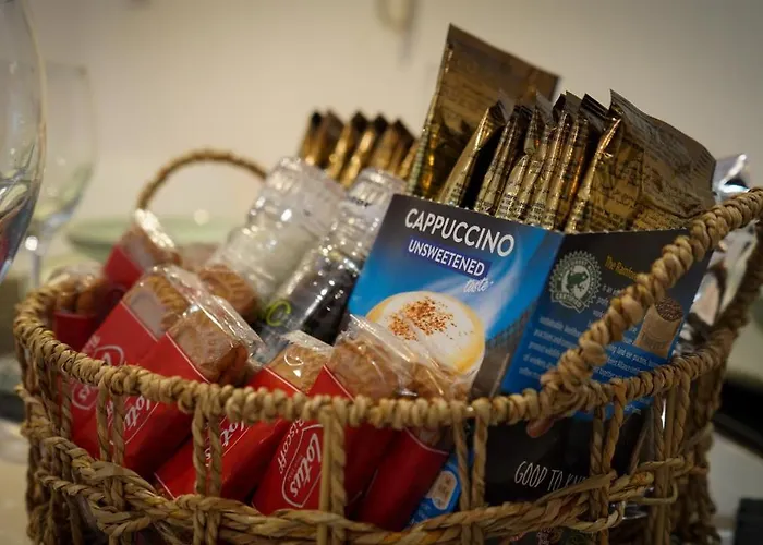 Apartment Modern & Spacious Centre With Parking - Sleeps 5