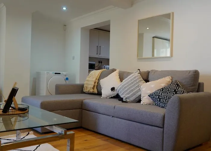 Apartment Modern & Spacious Centre With Parking - Sleeps 5