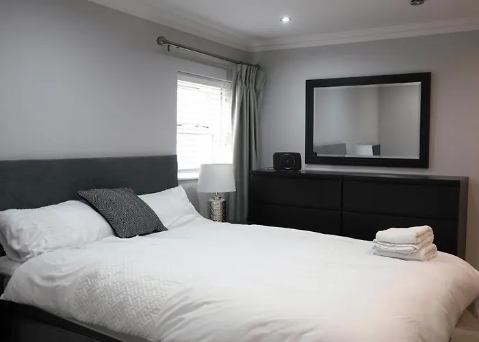 Modern & Spacious Centre With Parking - Sleeps 5