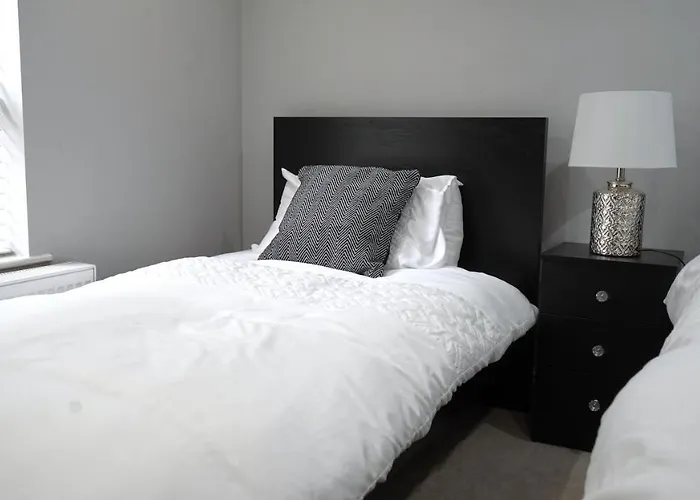 Apartment Modern & Spacious Centre With Parking - Sleeps 5 *