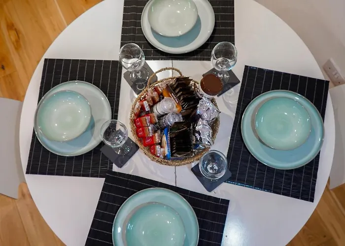 Apartment Modern & Spacious Centre With Parking - Sleeps 5