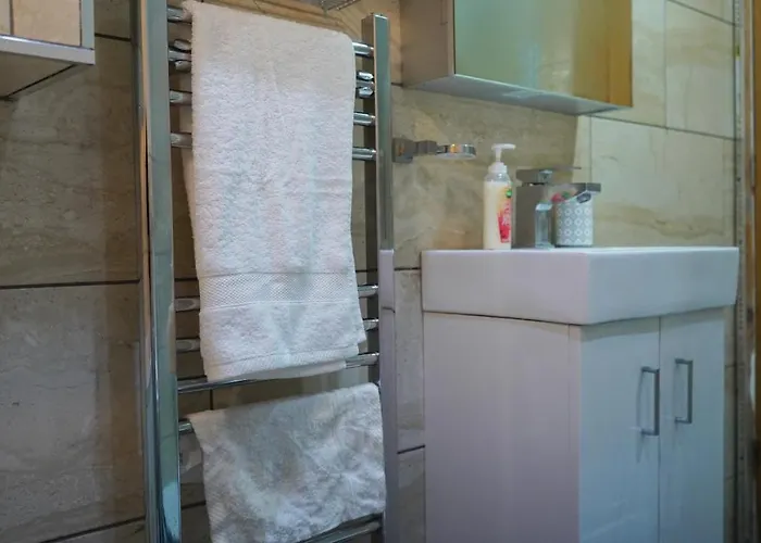 Apartment Modern & Spacious Centre With Parking - Sleeps 5 Leeds (West Yorkshire)