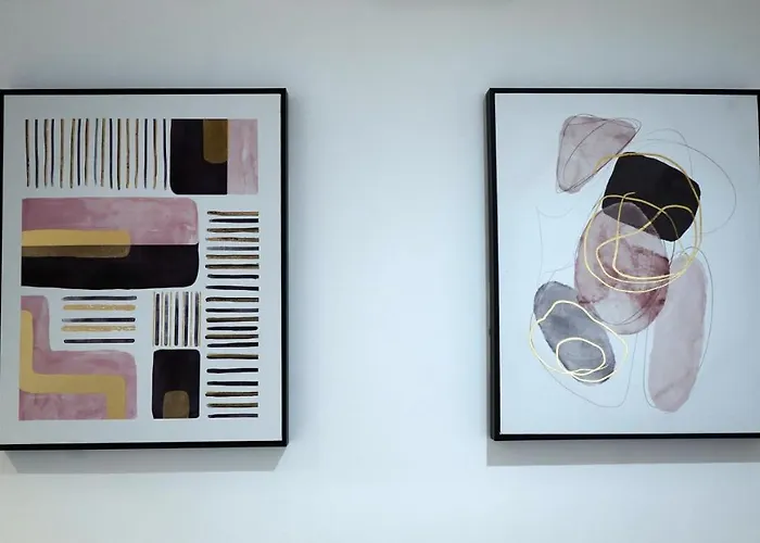 Modern & Spacious Centre With Parking - Sleeps 5 Apartment