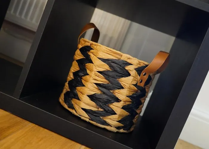 Modern & Spacious Centre With Parking - Sleeps 5