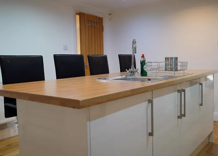 Modern & Spacious Centre With Parking - Sleeps 5 Leeds (West Yorkshire)