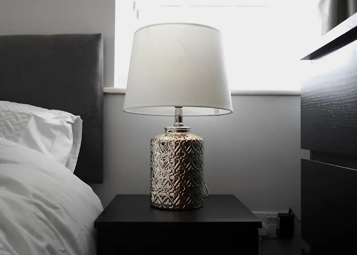 Modern & Spacious Centre With Parking - Sleeps 5 *