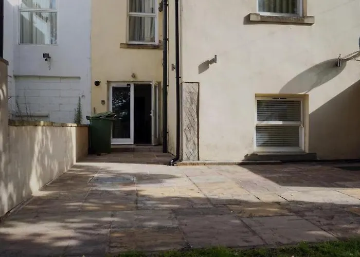 Apartment Modern & Spacious Centre With Parking - Sleeps 5 *