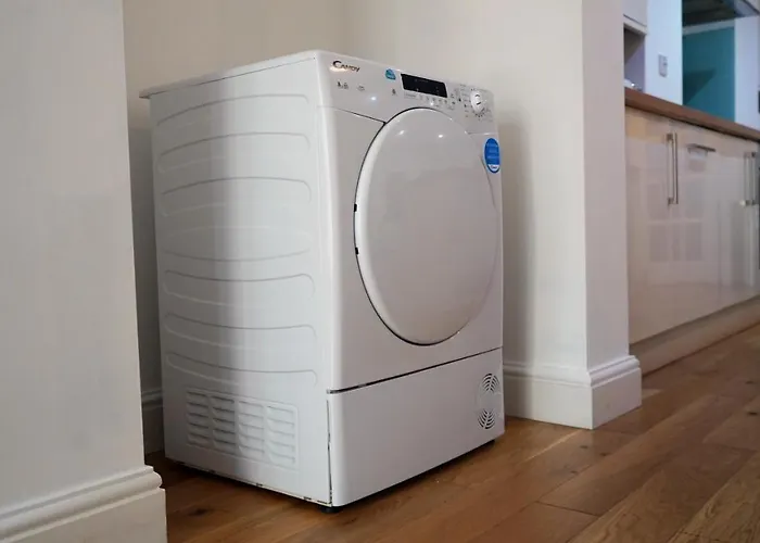 Apartment Modern & Spacious Centre With Parking - Sleeps 5