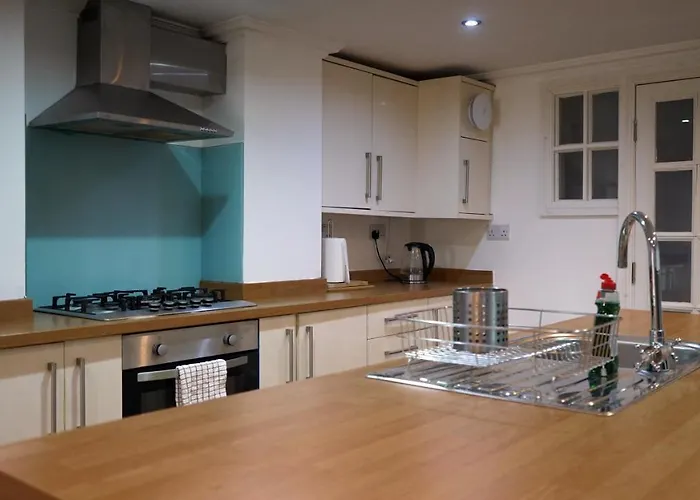 Modern & Spacious Centre With Parking - Sleeps 5 *