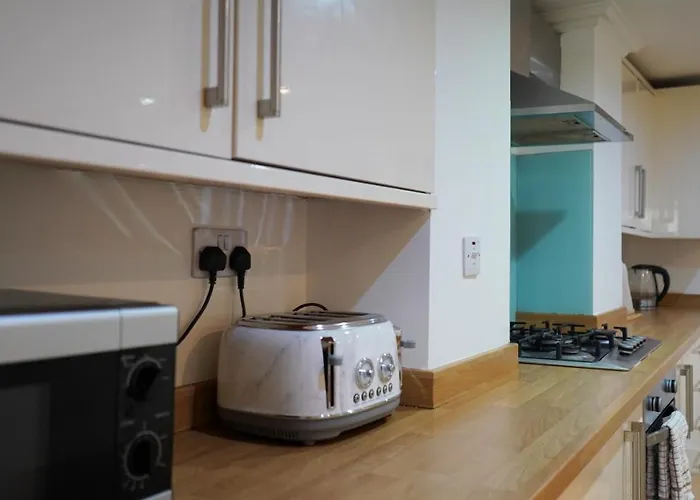 Modern & Spacious Centre With Parking - Sleeps 5 Apartment *