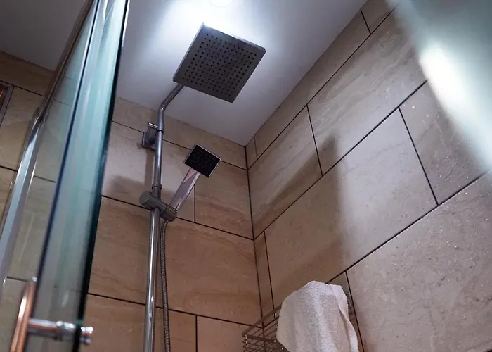 Apartment Modern & Spacious Centre With Parking - Sleeps 5