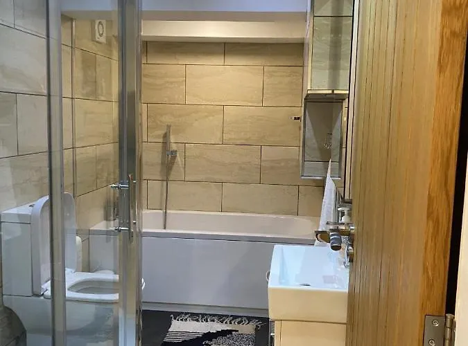 Modern & Spacious Centre With Parking - Sleeps 5 *