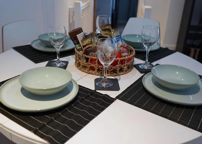 Apartment Modern & Spacious Centre With Parking - Sleeps 5