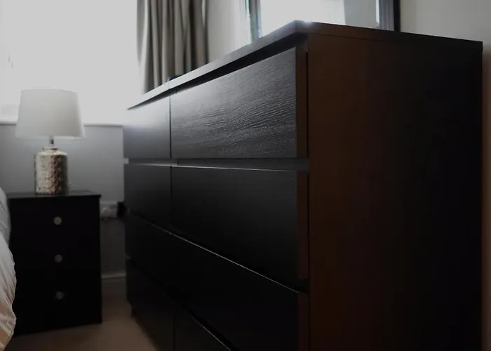 Apartment Modern & Spacious Centre With Parking - Sleeps 5 *