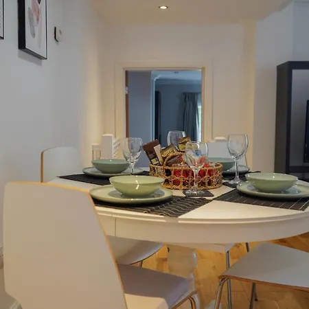 Modern & Spacious Centre With Parking - Sleeps 5 * לידס