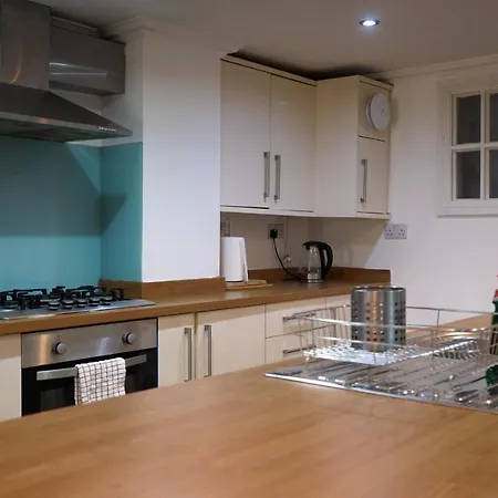 Modern & Spacious Centre With Parking - Sleeps 5 *