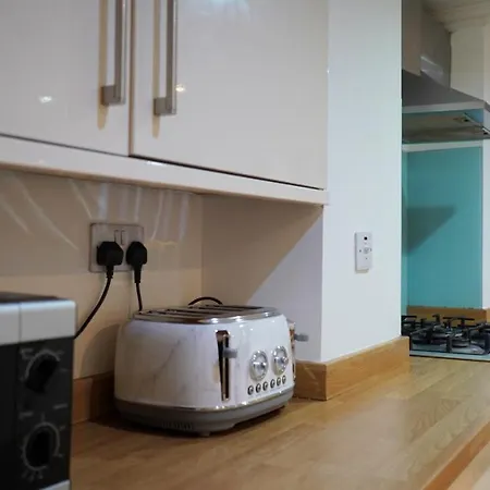 Modern & Spacious Centre With Parking - Sleeps 5 דירה *